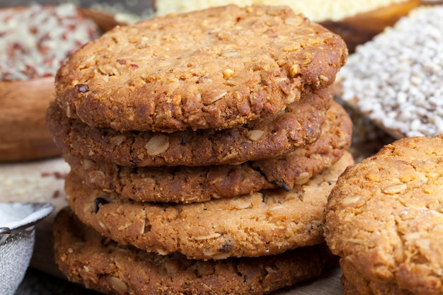 Galletas de trigo y avena con maní, primer plano