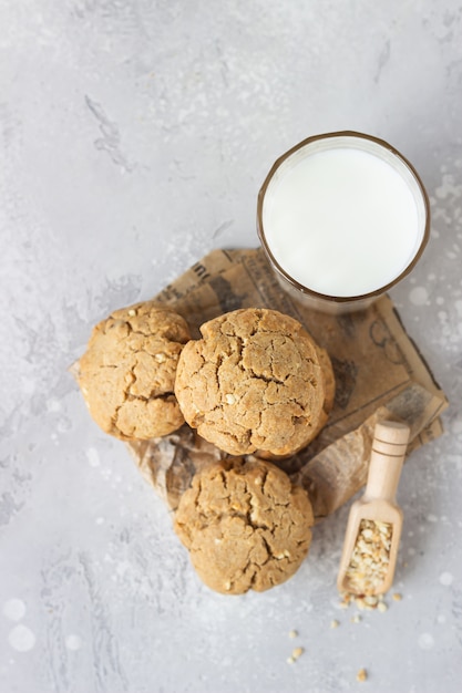 Foto galletas de trigo sarraceno saludables con pasas y nueces con un vaso de leche