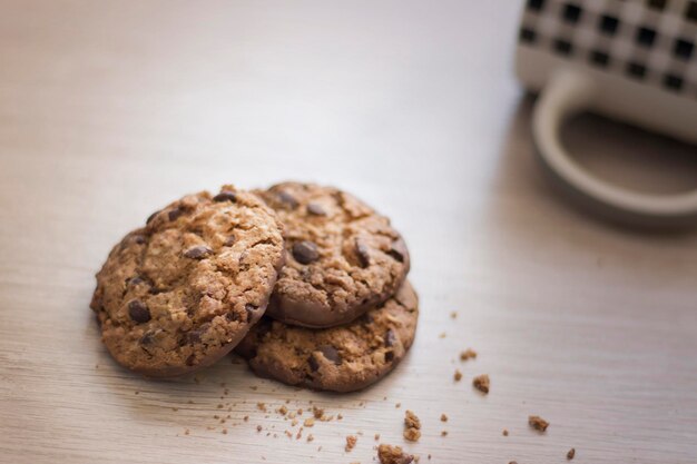 Galletas con trocitos de chocolate caseras junto a una taza de café