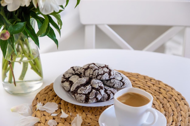 Galletas con trocitos de chocolate para el desayuno en la mesa Enfoque selectivo