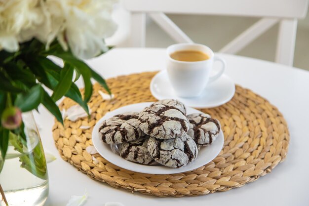 Galletas con trocitos de chocolate para el desayuno en la mesa Enfoque selectivo