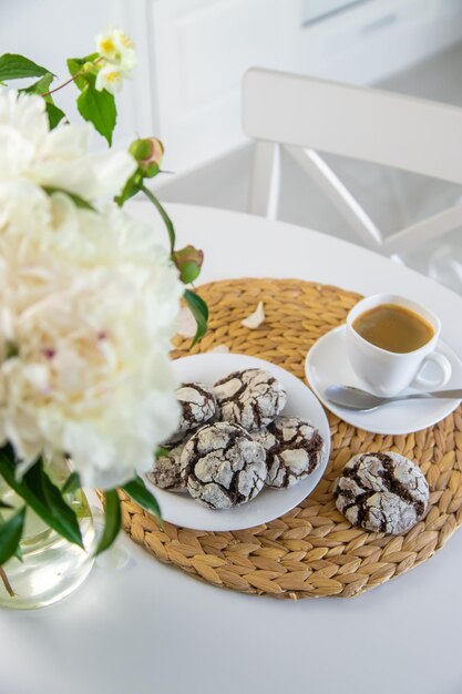 Galletas con trocitos de chocolate para el desayuno en la mesa Enfoque selectivo