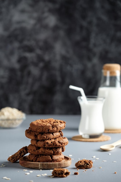 galletas con trocitos de chocolate y leche, congelación de movimiento, levitación de alimentos, galletas de avena con migas y leche