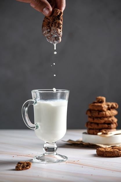 galletas con trocitos de chocolate y leche, congelación de movimiento, levitación de alimentos, galletas de avena con migas y leche
