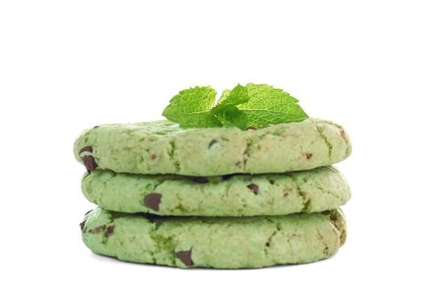 Galletas con trocitos de chocolate de menta sobre fondo blanco.