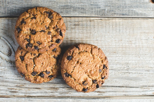 Galletas con trocitos de chocolate en una mesa de madera antigua