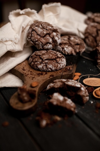 Galletas con trocitos de chocolate en la mesa de madera. Enfoque selectivo.