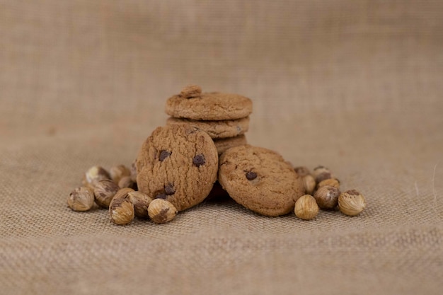 galletas con trocitos de chocolate sobre un fondo marrón