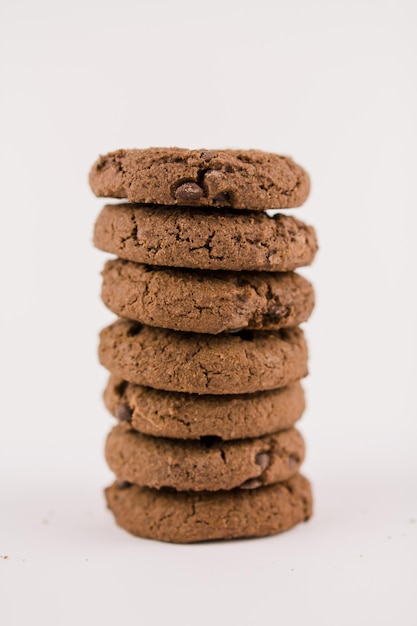 Galletas con trocitos de chocolate con trozos de chocolate sobre fondo blanco.