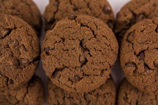 Galletas con trocitos de chocolate con trozos de chocolate sobre fondo blanco.