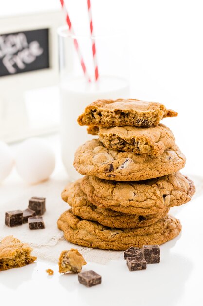 Galletas con trozos de chocolate sin gluten con vaso de leche.