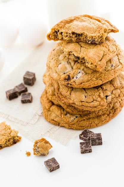 Galletas con trozos de chocolate sin gluten con vaso de leche.