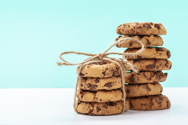 Galletas con trozos de chocolate sobre un fondo azul brillante