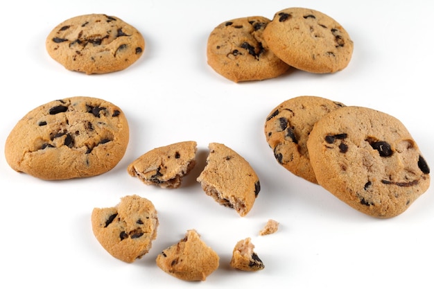 Galletas con trozos de chocolate sobre un fondo blanco.