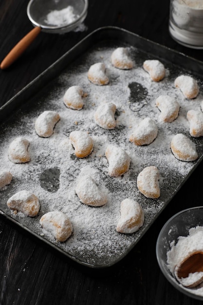 Foto galletas de vainilla frescas vanillekipferl con azúcar en polvo