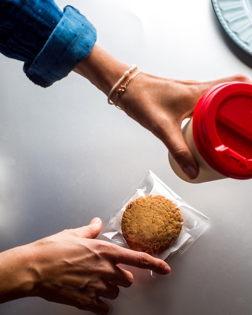 Galletas y vaso de café para llevar