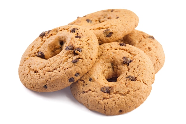 Galletas de viruta de chocolate aisladas en el fondo blanco