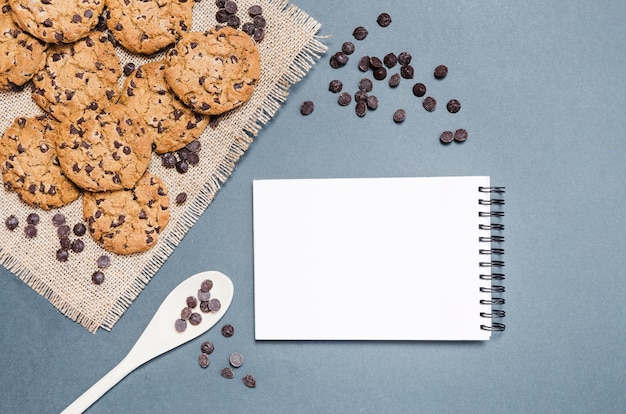 Foto galletas vista superior con chips de chocolate y cuaderno