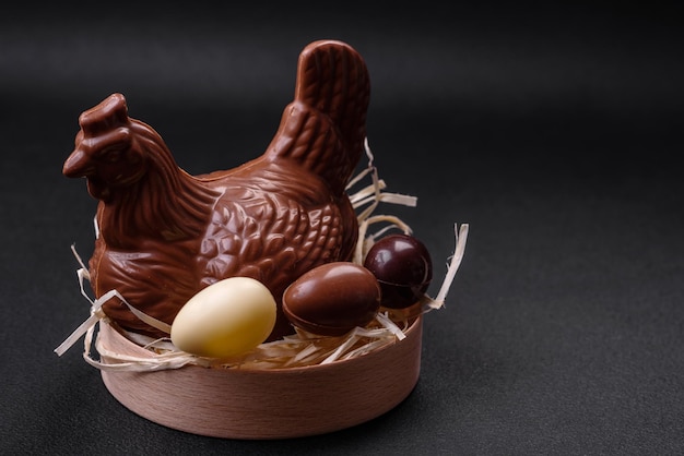 Gallina de Pascua de chocolate y huevos en un nido con paja