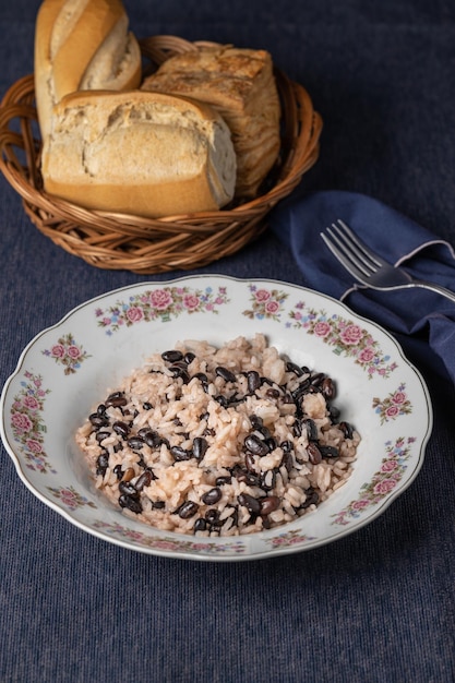 Gallo pinto comida tradicional costarricense en plato decorado