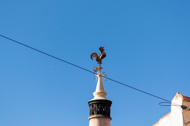 Galo galo em cima da chaminé