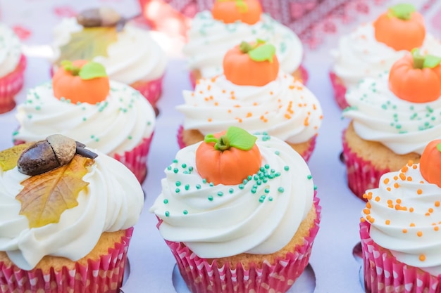 Gama de tortinhas de pastelaria com creme decoradas com abóbora e bolota decorativas