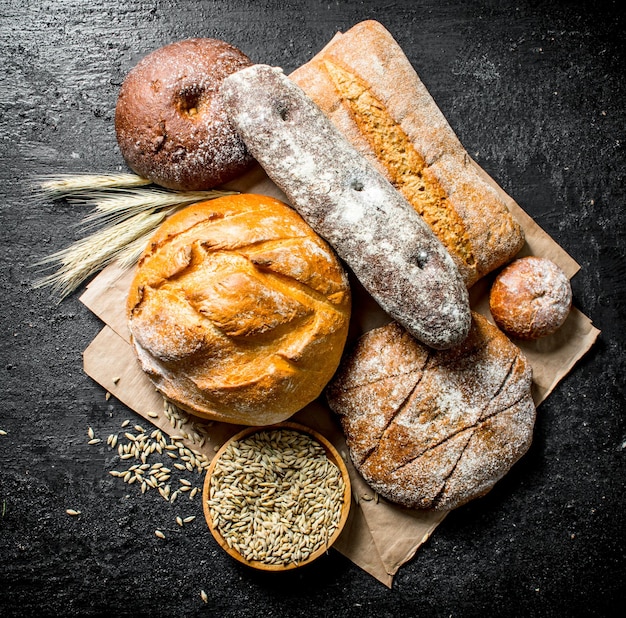 La gama de diferentes tipos de pan de centeno y harina de trigo.
