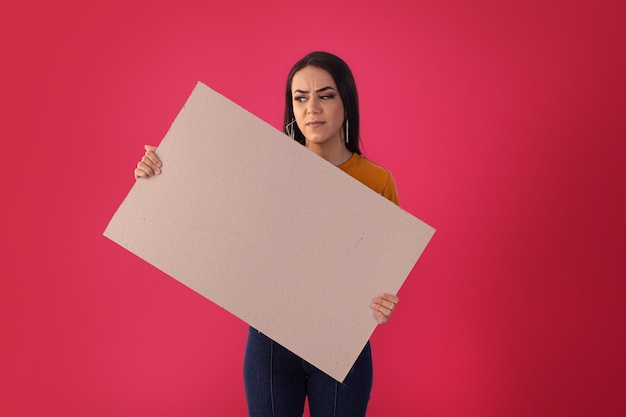 Gama, Distrito Federal, 16 de octubre de 2021, joven sostiene carteles publicitarios con expresiones faciales.