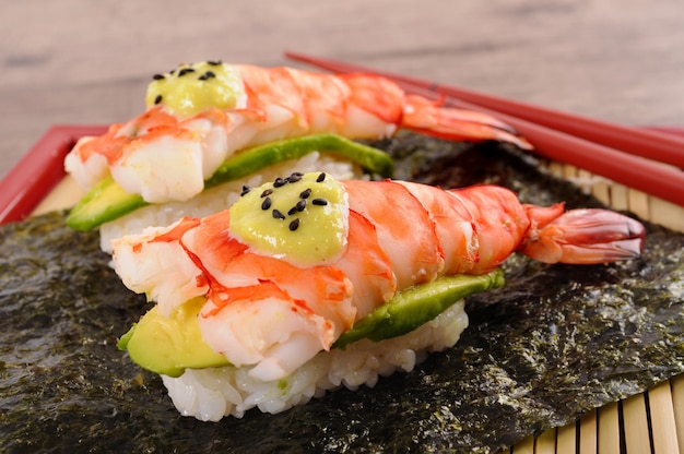 Gambas con aguacate sushi de cerca