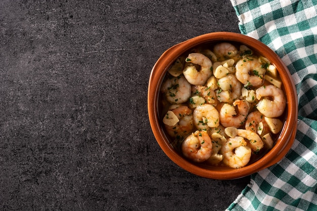 Gambas al ajillo en un cuenco de cerámica