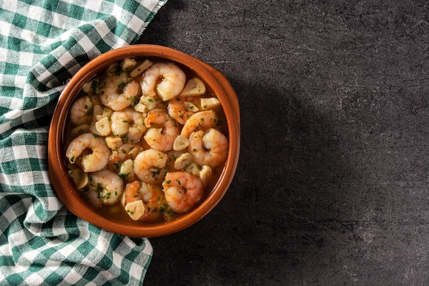 Gambas al ajillo en un cuenco de cerámica