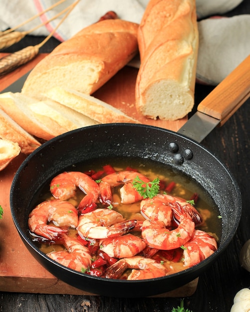 Gambas al aJillo. Shrimps, Scampi. Traditionelle spanische Tapa mit in Öl gekochten Garnelen mit Knoblauch und Chili.