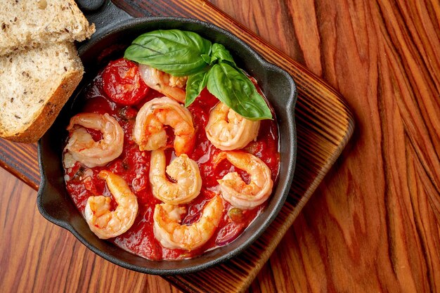 Gambas al horno con tomates al ajillo y tostadas