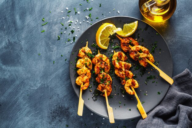 Foto gambas apetitosas servidas en brochetas