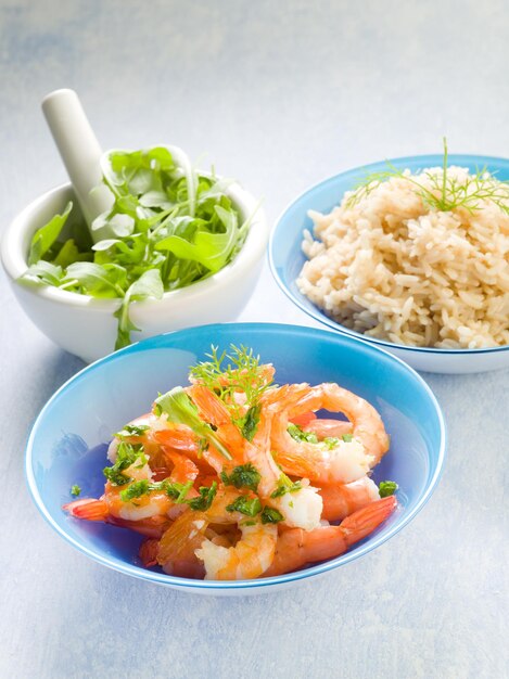 Gambas con arroz y rúcula