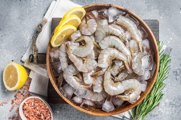 Gambas de camarón blanco tigre pelado crudo sin cocer Fondo gris Vista superior