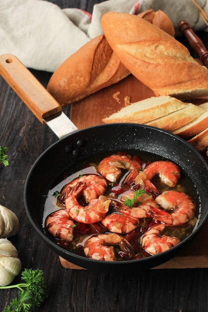 Gambas espanholas com óleo (ajillo). camarões salteados. tradicional tapa espanhola com camarão cozido em óleo com alho e pimenta