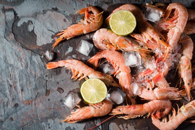 Gambas con limón y cubito de hielo a la piedra