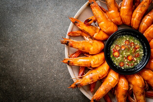 gambas o langostinos salados al horno con salsa picante de mariscos