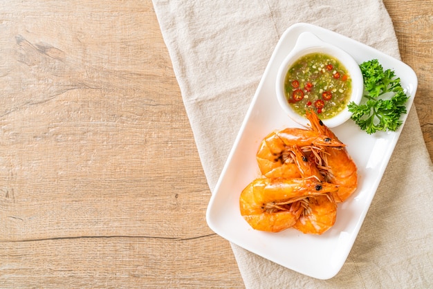 gambas o langostinos salados al horno con salsa picante de mariscos