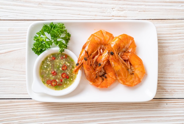 gambas o langostinos salados al horno con salsa picante de mariscos