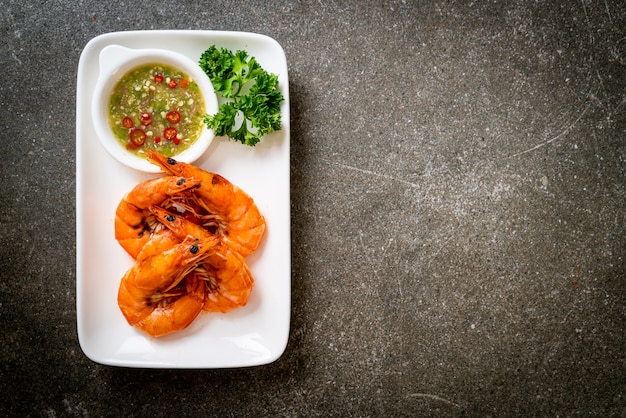 gambas o langostinos salados al horno con salsa picante de mariscos