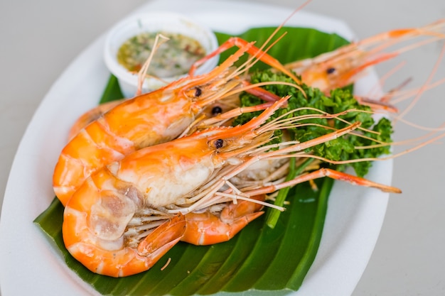 Gambas a la plancha con salsa de mariscos