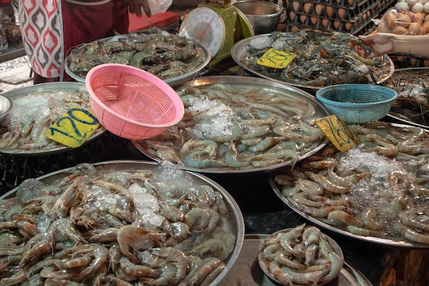 Las gambas se venden en el mercado fresco en Tailandia.