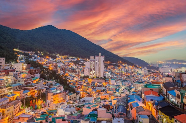 Gamcheon-Kulturdorf bei Sonnenuntergang in Busan, Südkorea