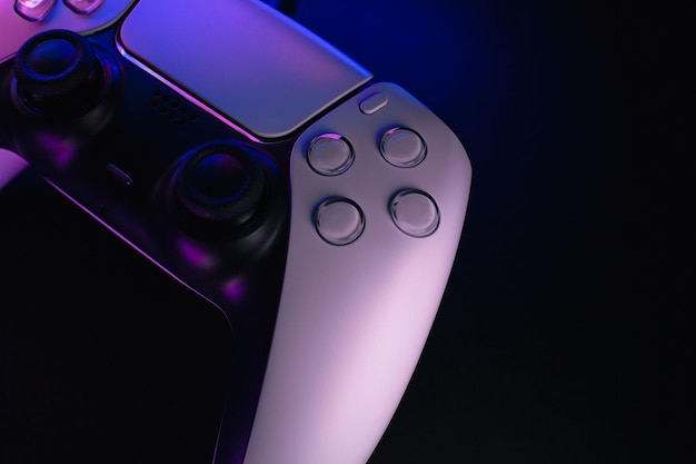 Gamecontroller der nächsten Generation mit farbigen Lichtern auf dunklem Hintergrund