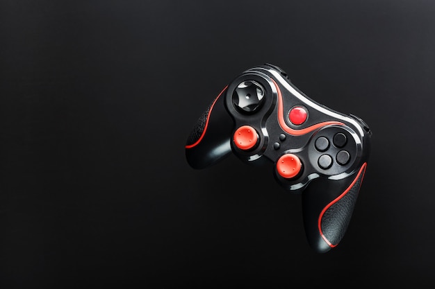 Gamecontroller Gamepad auf schwarzer Oberfläche