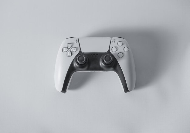 Gamepad de color blanco sobre fondo blanco