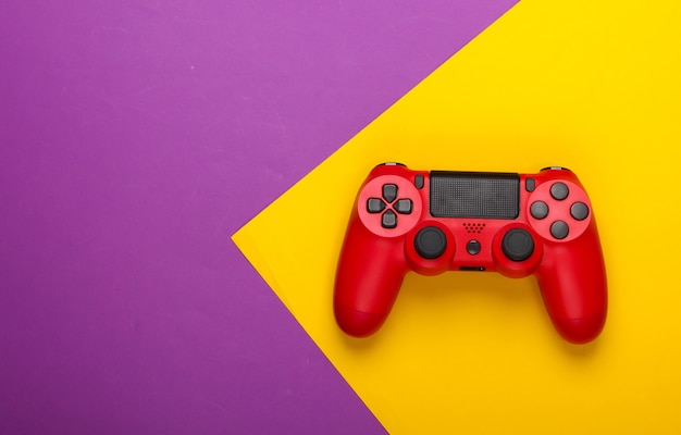 Gamepad em amarelo roxo