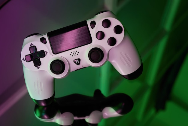 Gamepad en fondo abstracto con efectos de luz
